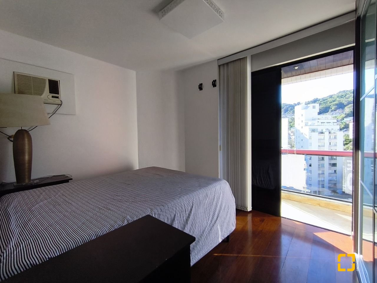 Apartamento com 120m², 4 quartos (sendo 1 suíte), 2 garagens, no bairro Centro em Florianópolis