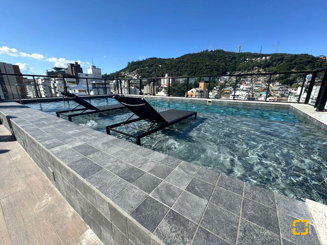 Apartamento com 107m², 4 quartos (sendo 1 suíte), 2 garagens, no bairro Centro em Florianópolis