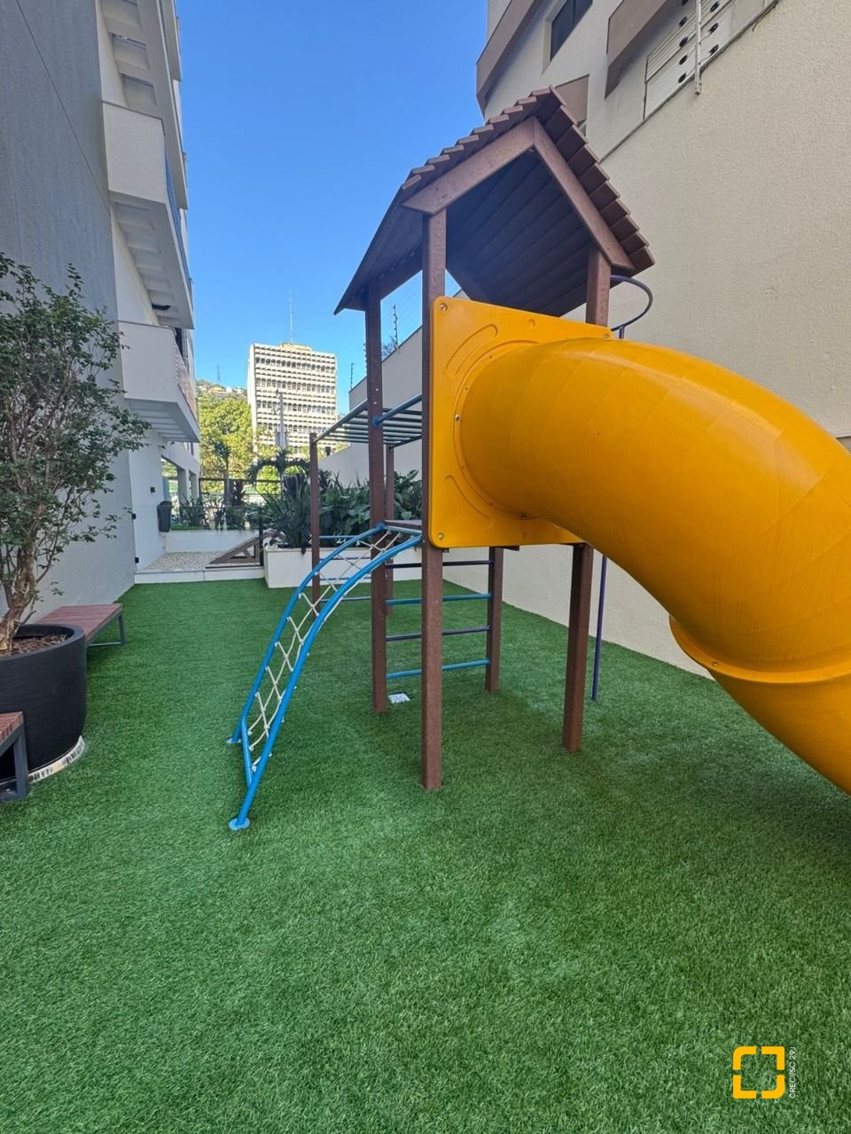 Apartamento com 107m², 4 quartos (sendo 1 suíte), 2 garagens, no bairro Centro em Florianópolis