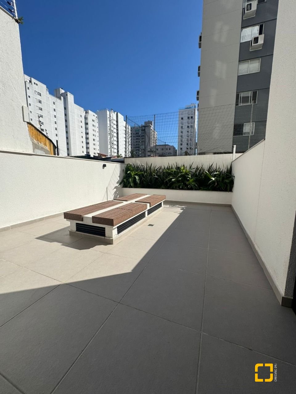 Apartamento com 107m², 4 quartos (sendo 1 suíte), 2 garagens, no bairro Centro em Florianópolis