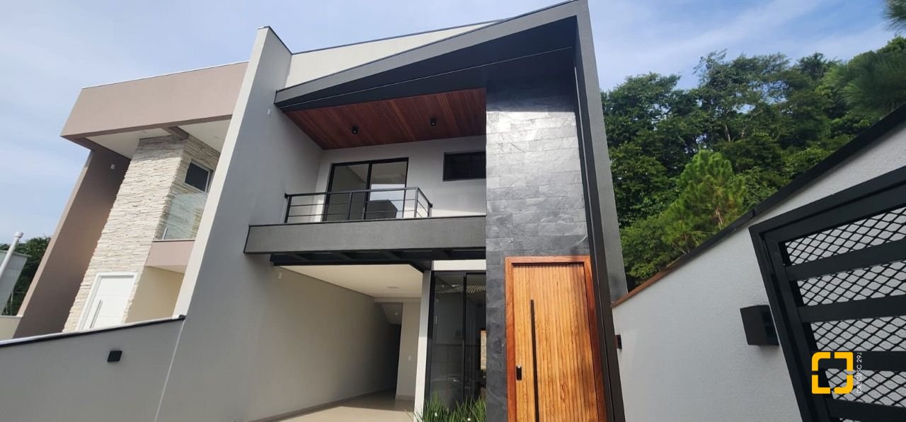 Casa com 153m², 3 quartos (sendo 1 suíte), 1 garagem, no bairro Ipiranga em São José