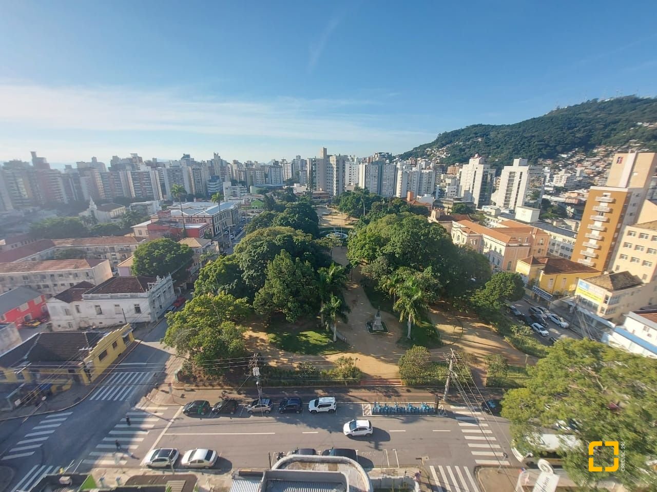 Apartamento com 214m², 6 quartos (sendo 2 suítes), 2 garagens, no bairro Centro em Florianópolis