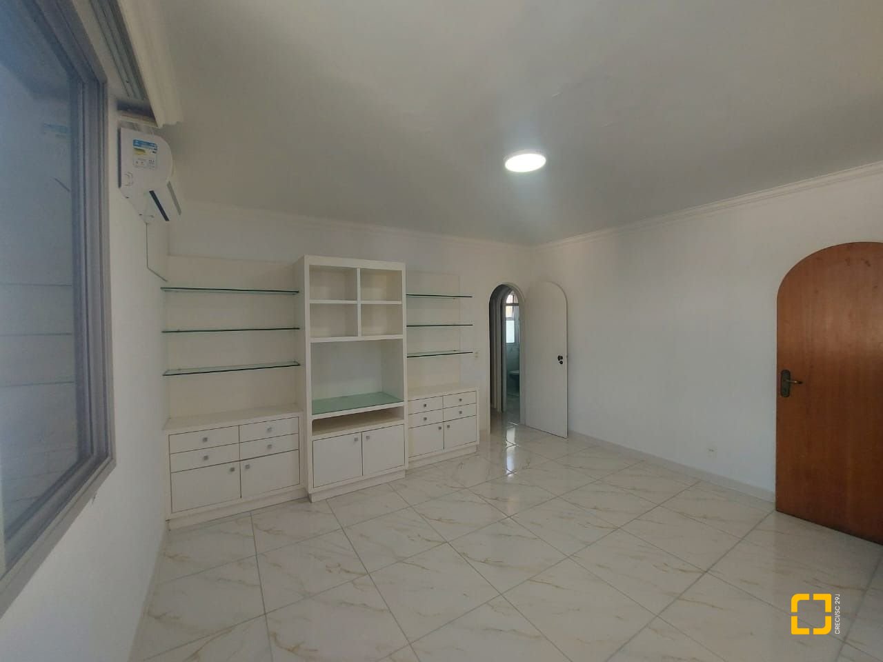 Apartamento com 214m², 6 quartos (sendo 2 suítes), 2 garagens, no bairro Centro em Florianópolis