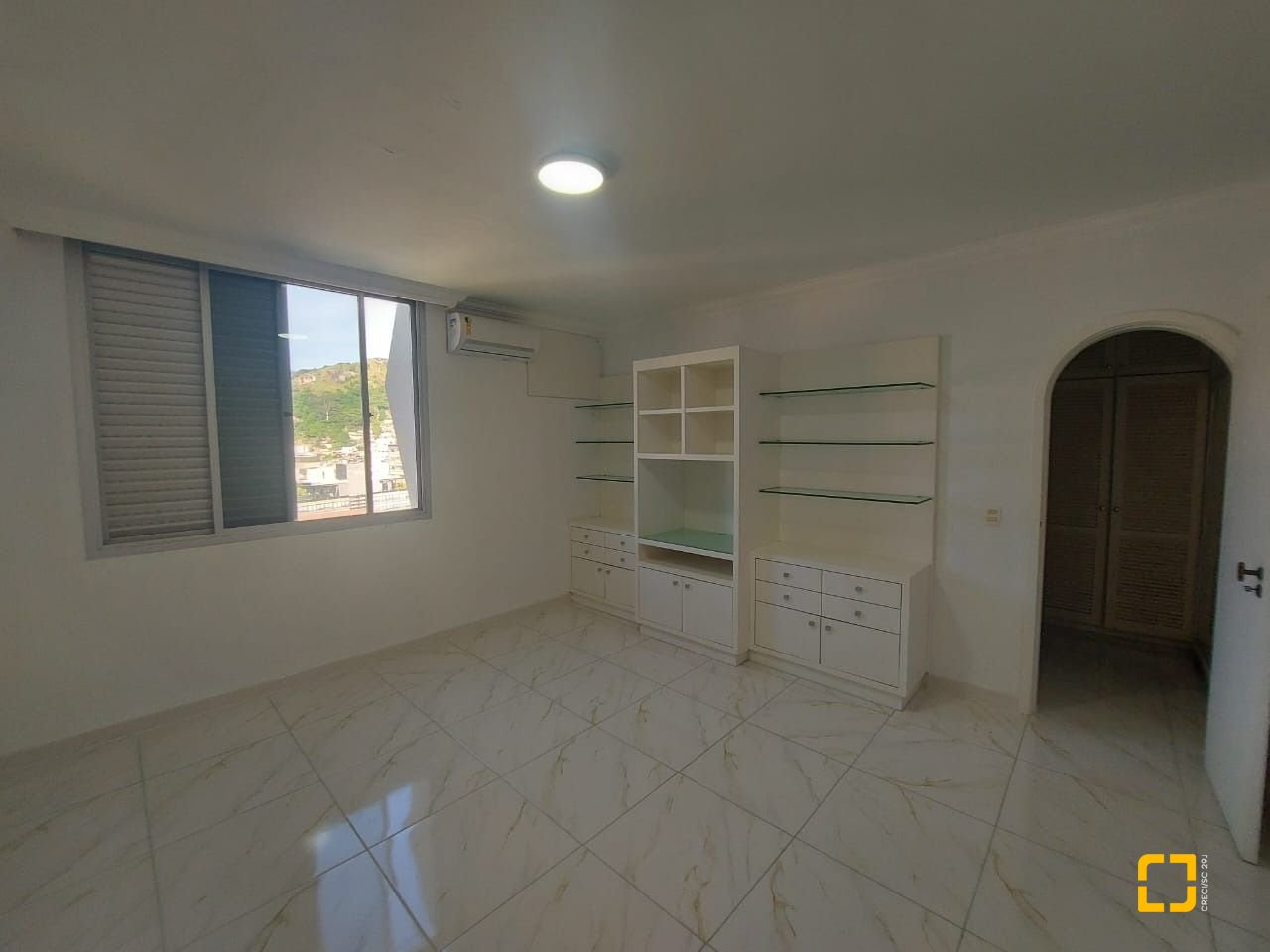 Apartamento com 214m², 6 quartos (sendo 2 suítes), 2 garagens, no bairro Centro em Florianópolis