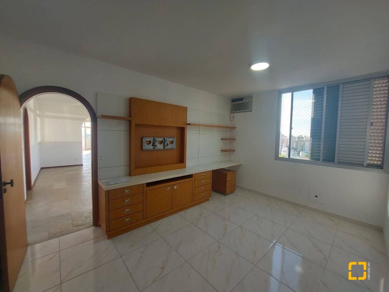 Apartamento com 214m², 6 quartos (sendo 2 suítes), 2 garagens, no bairro Centro em Florianópolis
