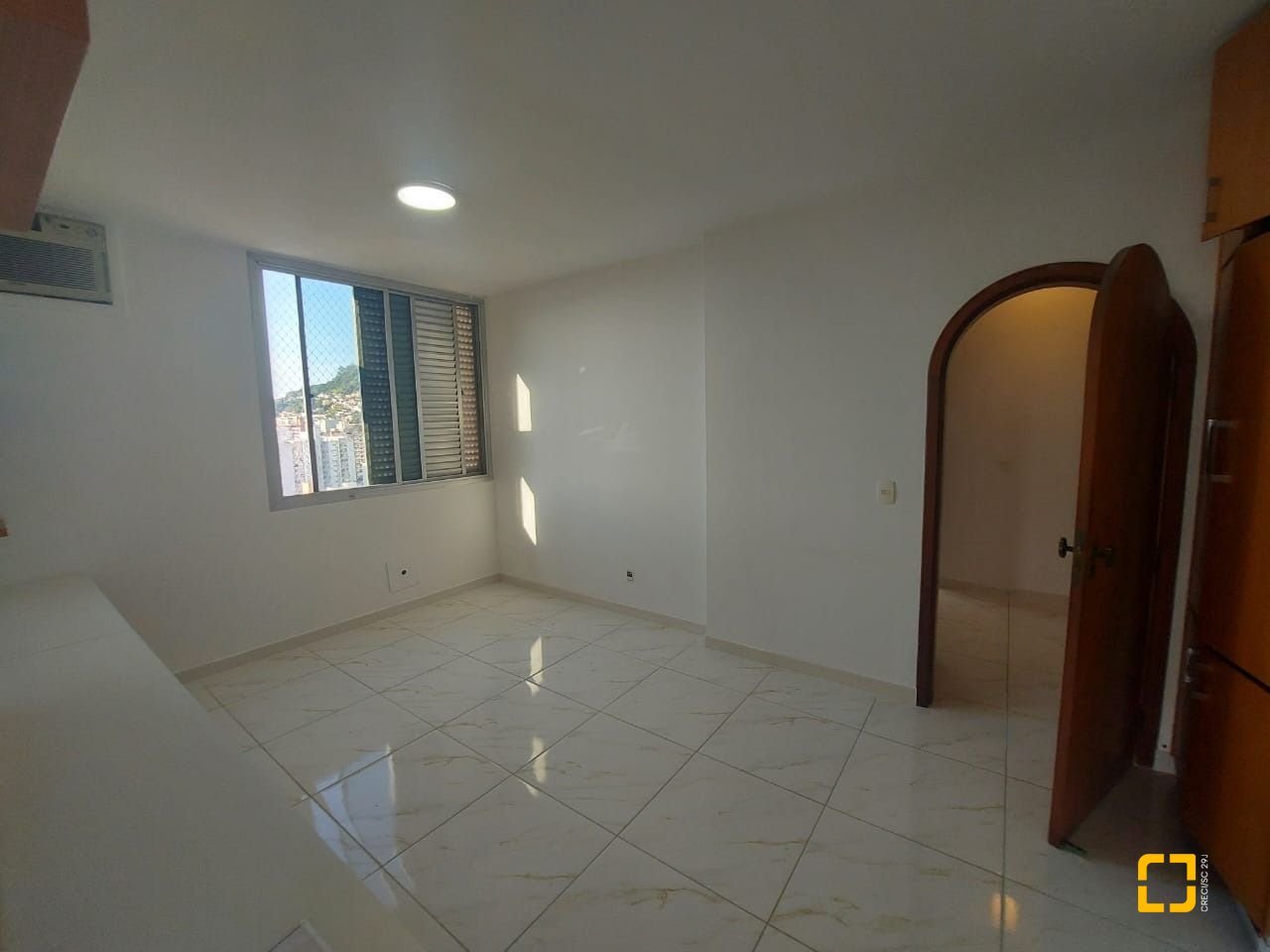 Apartamento com 214m², 6 quartos (sendo 2 suítes), 2 garagens, no bairro Centro em Florianópolis