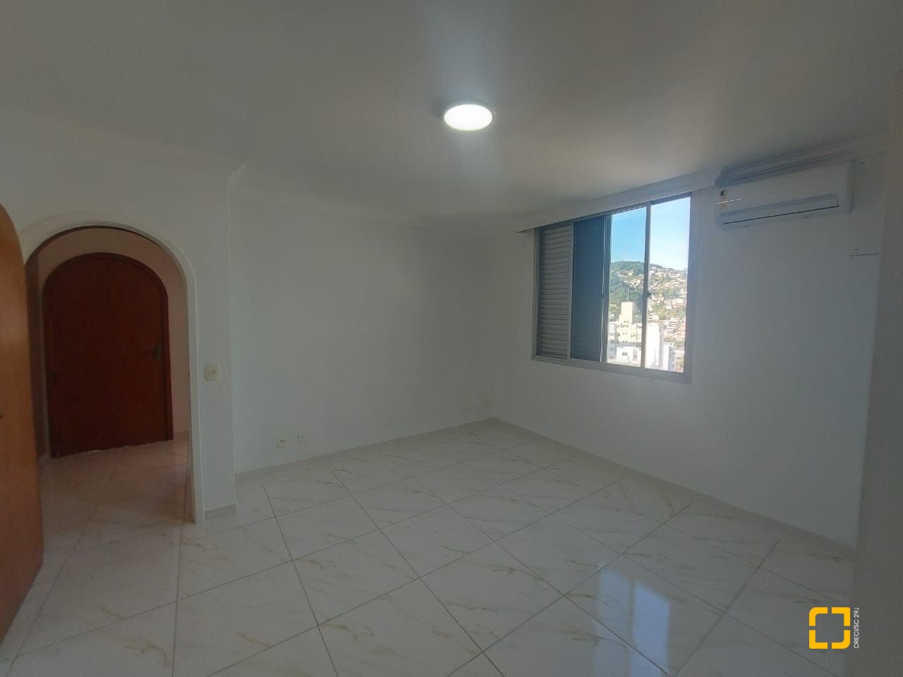 Apartamento com 214m², 6 quartos (sendo 2 suítes), 2 garagens, no bairro Centro em Florianópolis