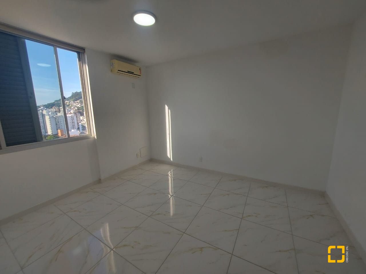 Apartamento com 214m², 6 quartos (sendo 2 suítes), 2 garagens, no bairro Centro em Florianópolis