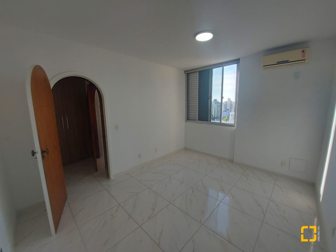 Apartamento com 214m², 6 quartos (sendo 2 suítes), 2 garagens, no bairro Centro em Florianópolis