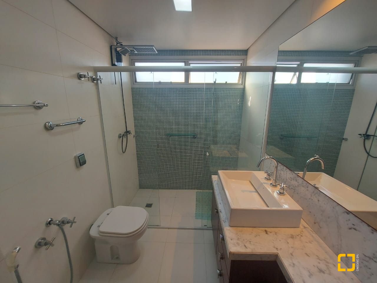 Apartamento com 214m², 6 quartos (sendo 2 suítes), 2 garagens, no bairro Centro em Florianópolis