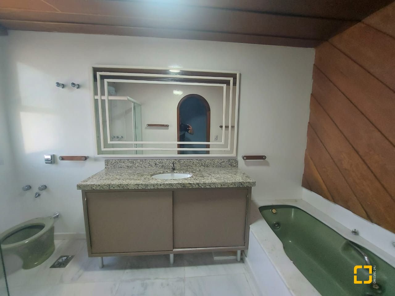 Apartamento com 214m², 6 quartos (sendo 2 suítes), 2 garagens, no bairro Centro em Florianópolis