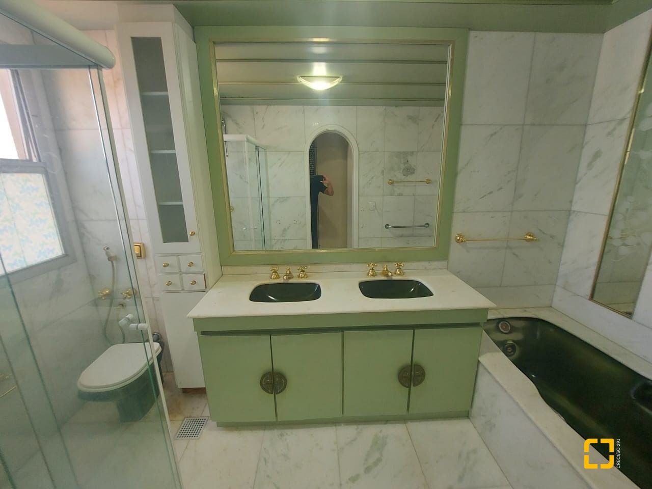 Apartamento com 214m², 6 quartos (sendo 2 suítes), 2 garagens, no bairro Centro em Florianópolis