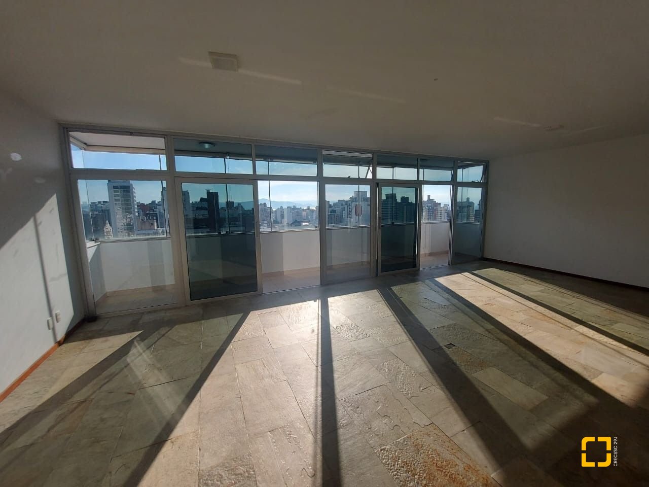 Apartamento com 214m², 6 quartos (sendo 2 suítes), 2 garagens, no bairro Centro em Florianópolis