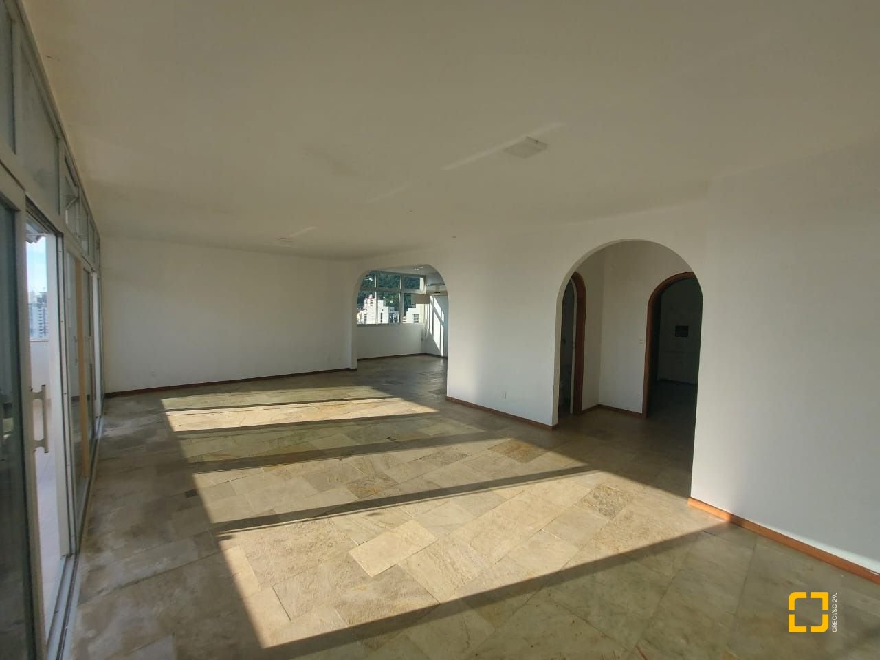 Apartamento com 214m², 6 quartos (sendo 2 suítes), 2 garagens, no bairro Centro em Florianópolis