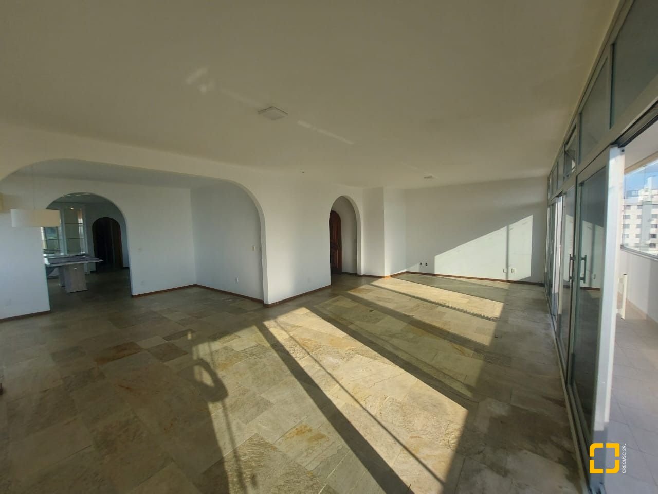 Apartamento com 214m², 6 quartos (sendo 2 suítes), 2 garagens, no bairro Centro em Florianópolis