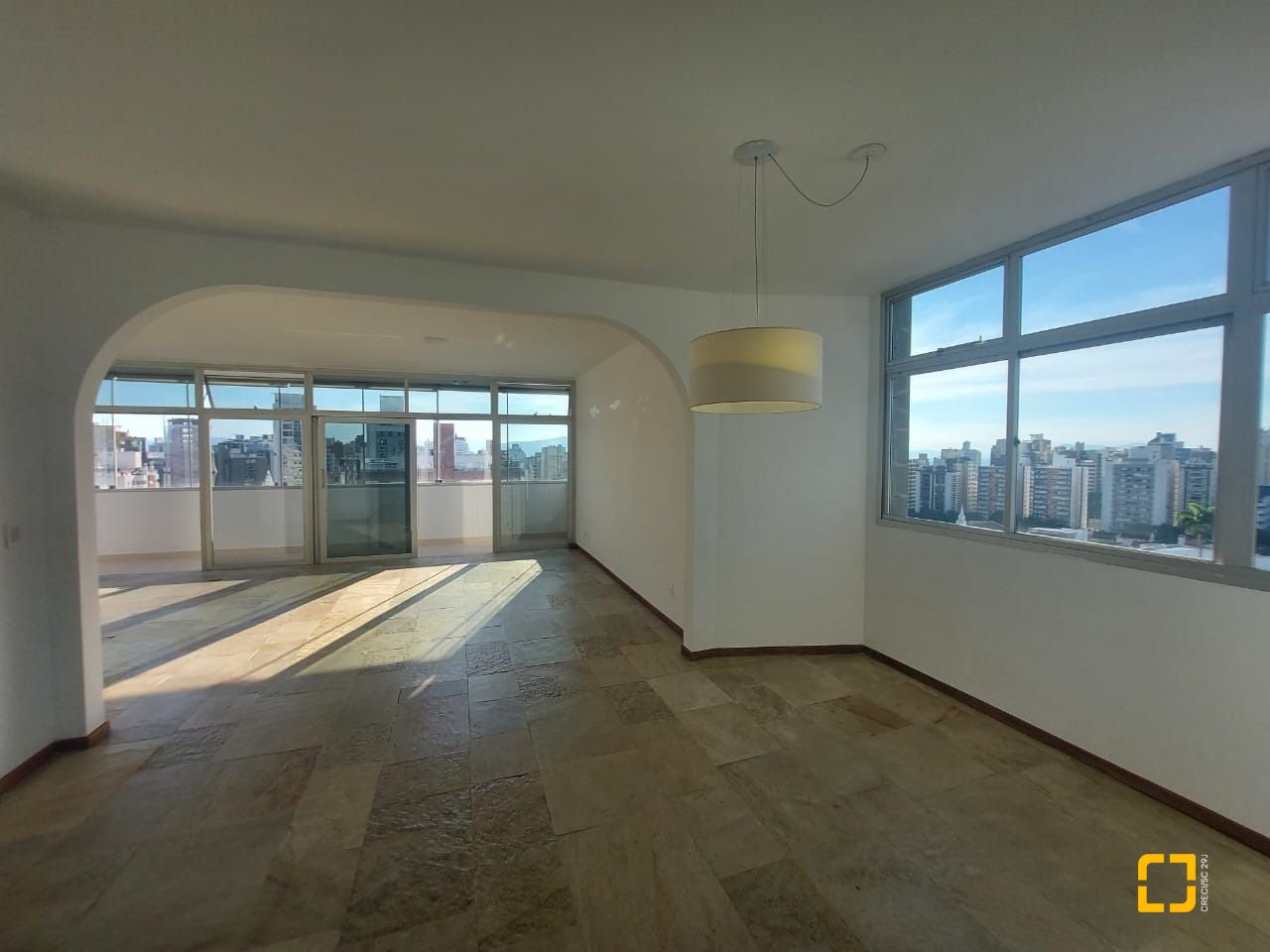 Apartamento com 214m², 6 quartos (sendo 2 suítes), 2 garagens, no bairro Centro em Florianópolis