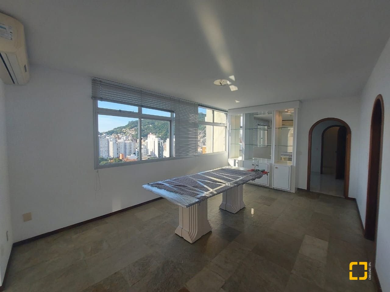 Apartamento com 214m², 6 quartos (sendo 2 suítes), 2 garagens, no bairro Centro em Florianópolis