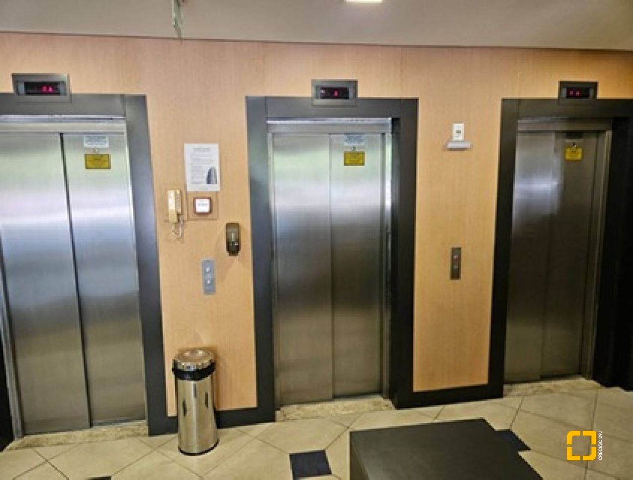 Sala com 23m², 1 garagem, no bairro Carvoeira em Florianópolis