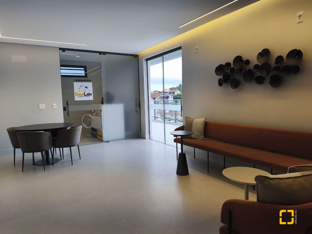 Apartamento com 33m², 2 quartos (sendo 1 suíte), 1 garagem, no bairro Carvoeira em Florianópolis