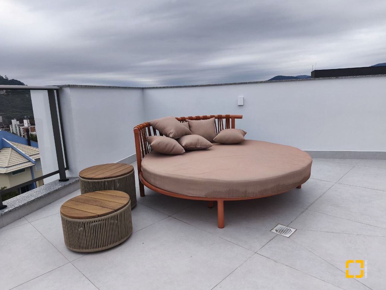 Apartamento com 33m², 2 quartos (sendo 1 suíte), 1 garagem, no bairro Carvoeira em Florianópolis