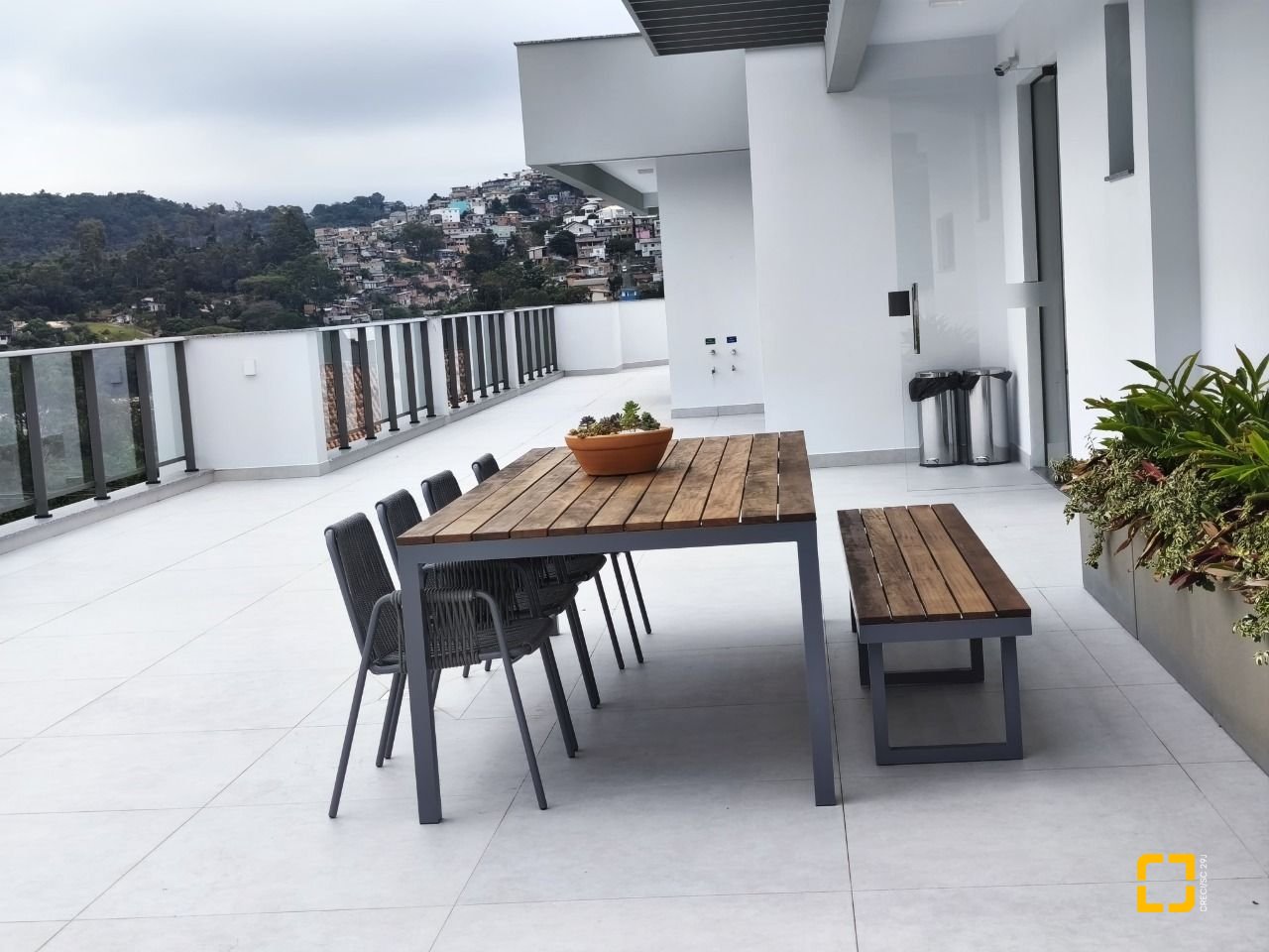 Apartamento com 33m², 2 quartos (sendo 1 suíte), 1 garagem, no bairro Carvoeira em Florianópolis