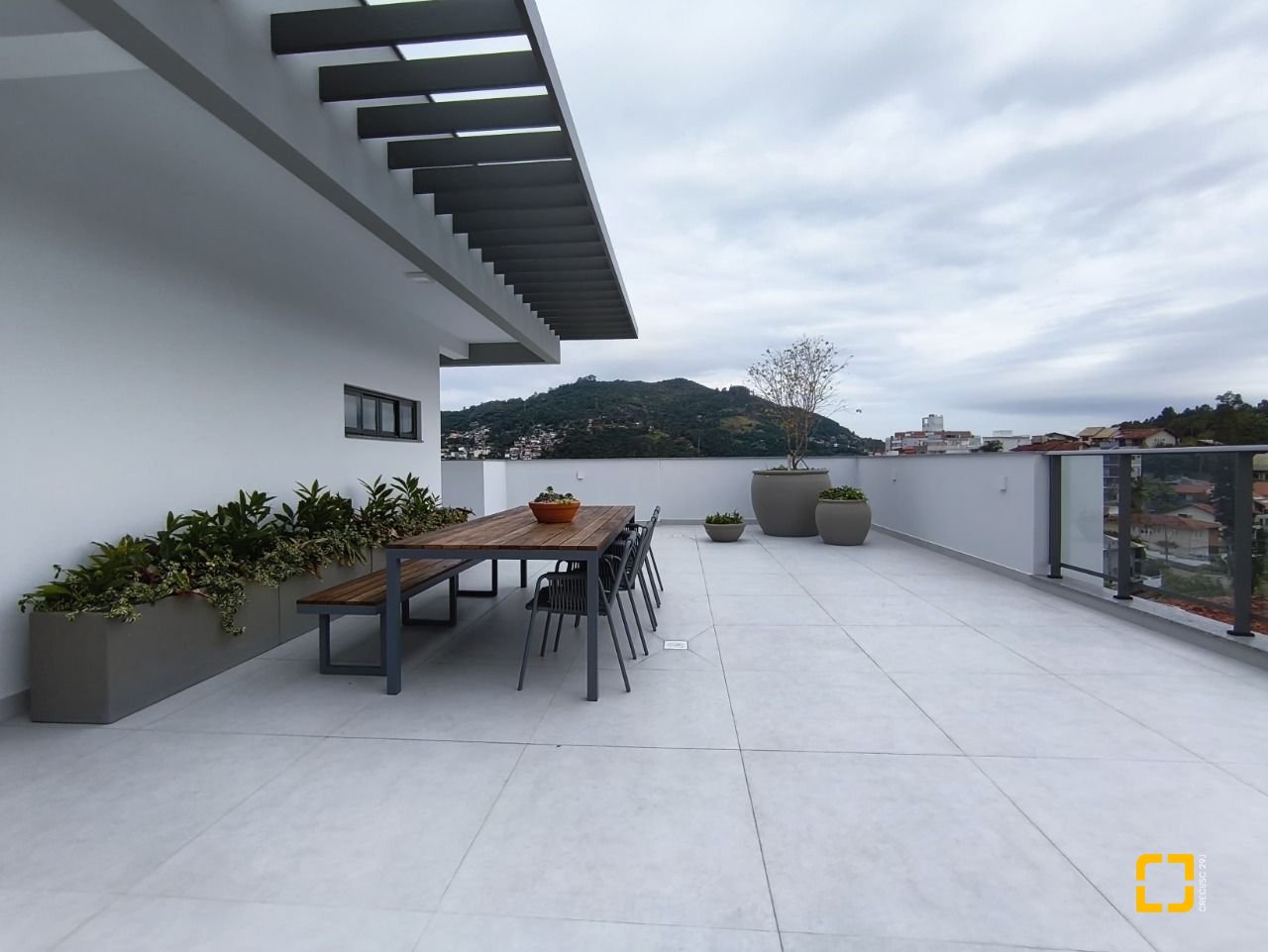 Apartamento com 33m², 2 quartos (sendo 1 suíte), 1 garagem, no bairro Carvoeira em Florianópolis