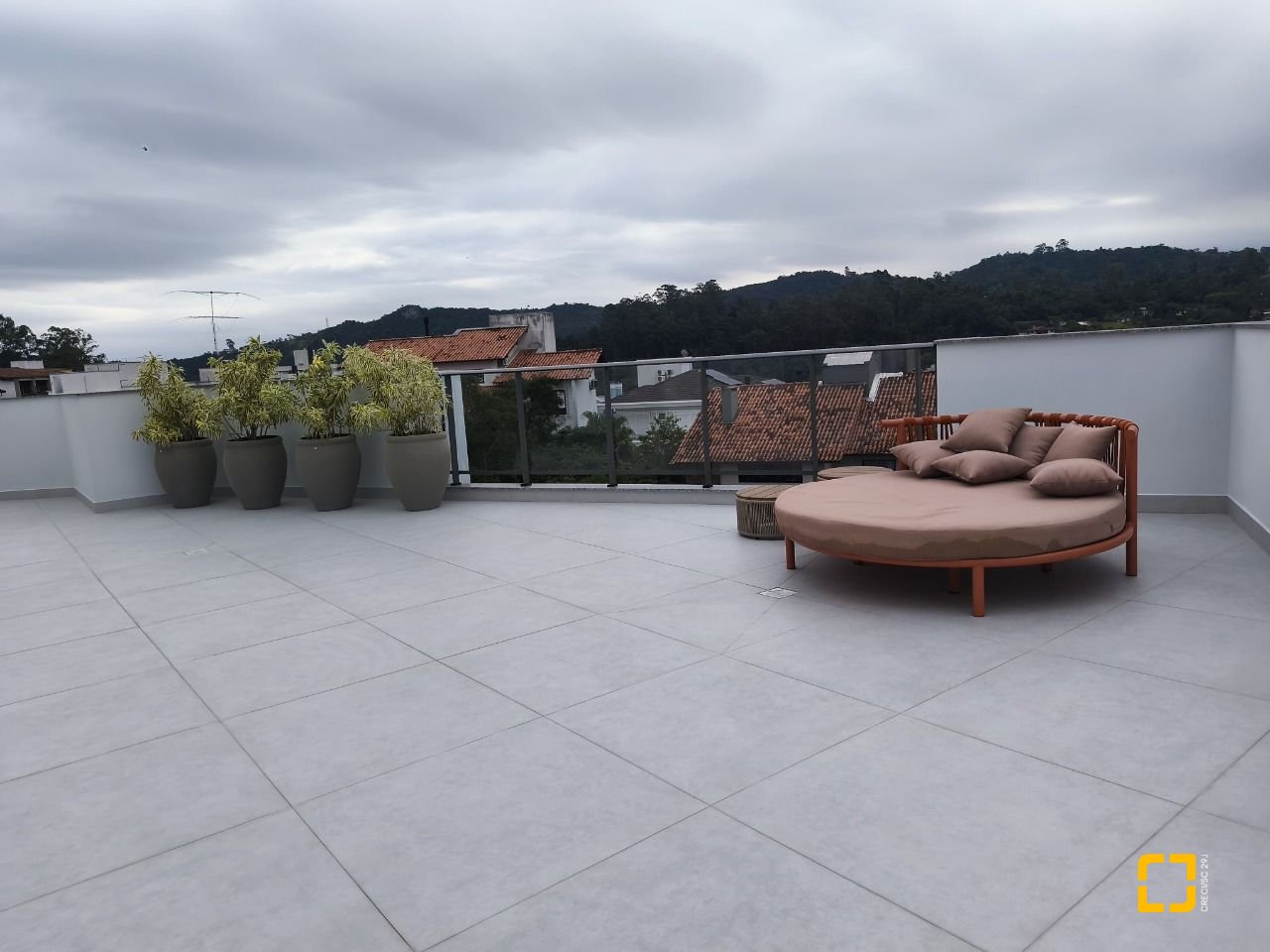 Apartamento com 33m², 2 quartos (sendo 1 suíte), 1 garagem, no bairro Carvoeira em Florianópolis