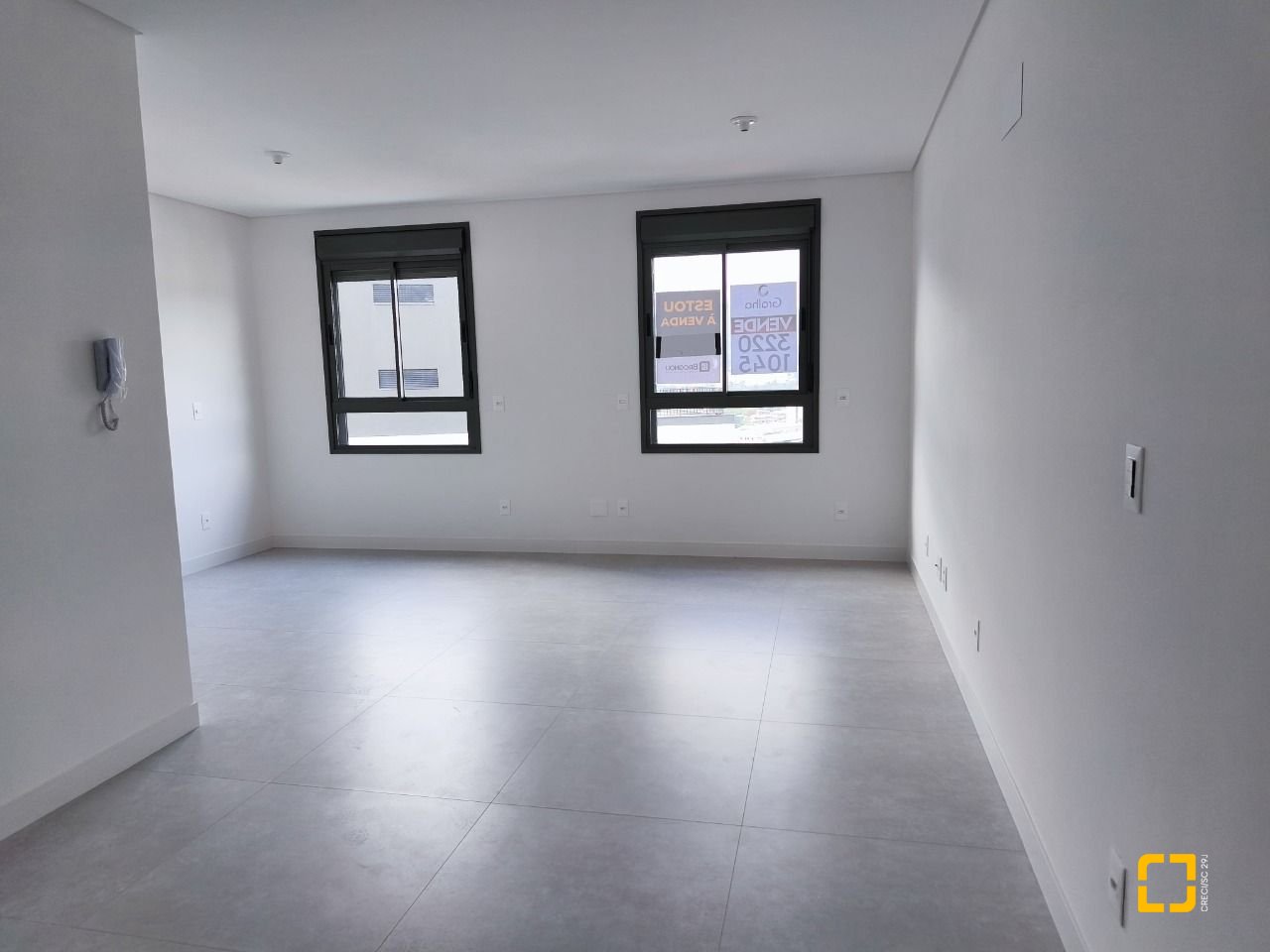 Apartamento com 33m², 2 quartos (sendo 1 suíte), 1 garagem, no bairro Carvoeira em Florianópolis
