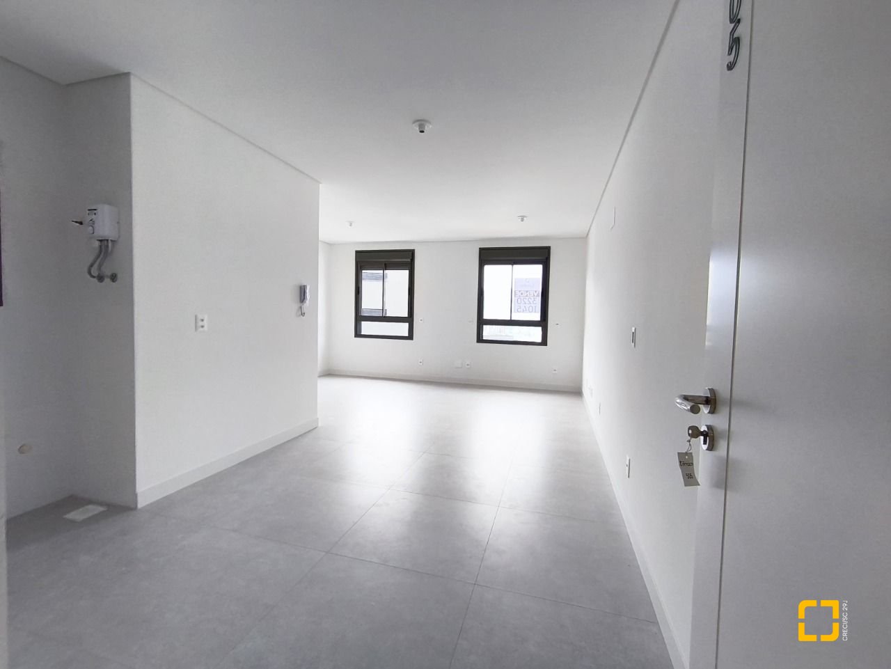 Apartamento com 33m², 2 quartos (sendo 1 suíte), 1 garagem, no bairro Carvoeira em Florianópolis