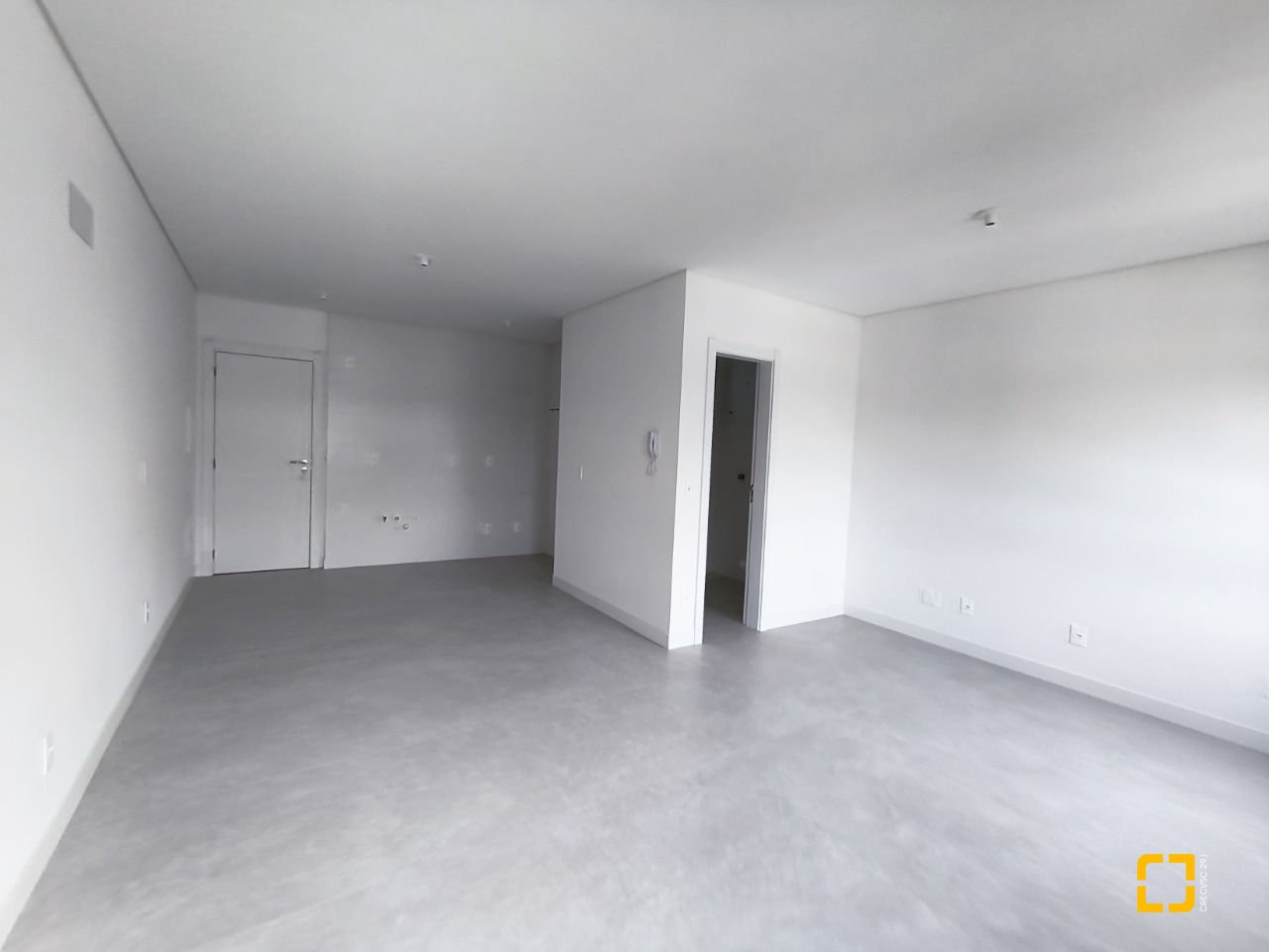 Apartamento com 33m², 2 quartos (sendo 1 suíte), 1 garagem, no bairro Carvoeira em Florianópolis