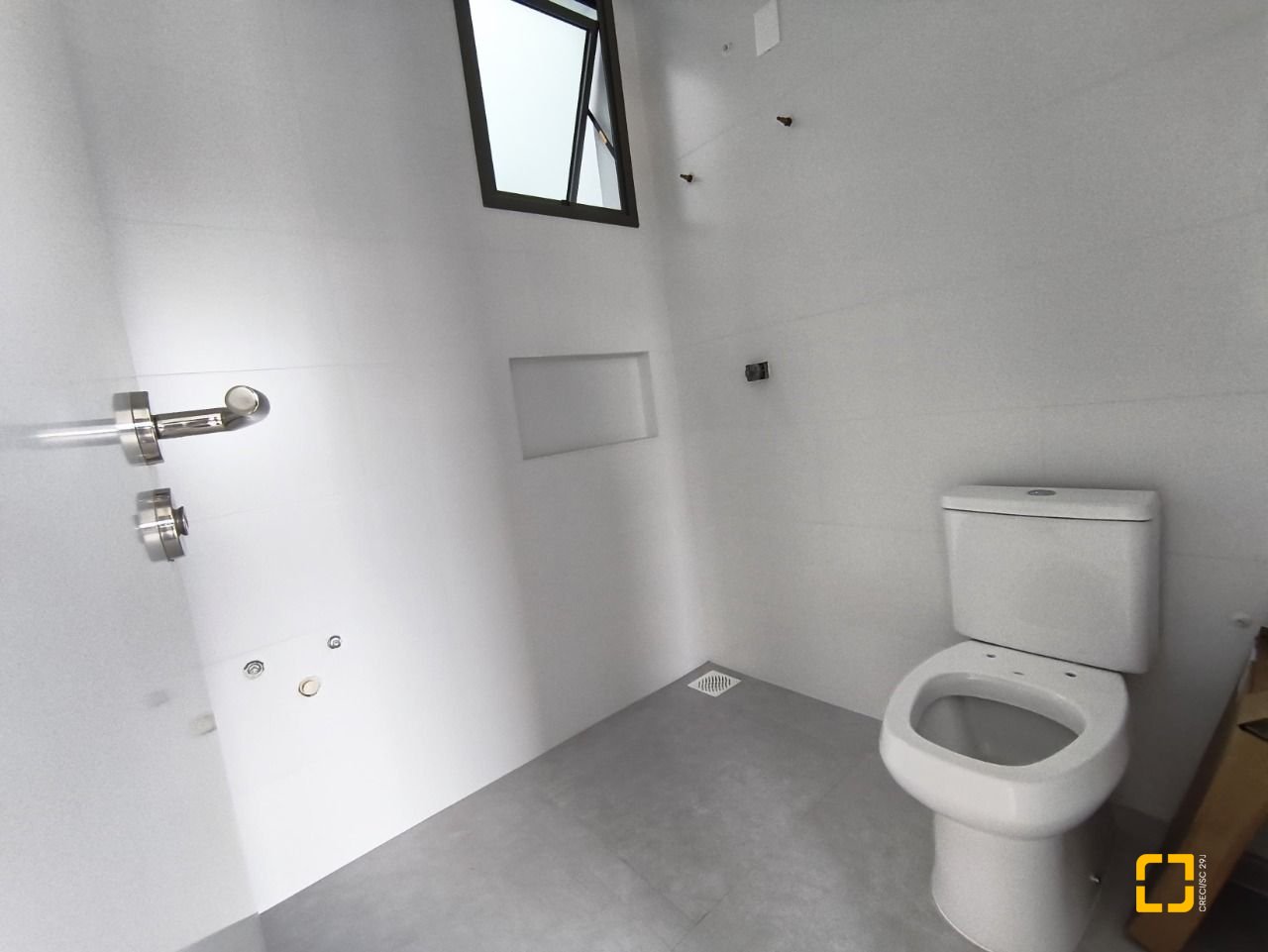 Apartamento com 33m², 2 quartos (sendo 1 suíte), 1 garagem, no bairro Carvoeira em Florianópolis