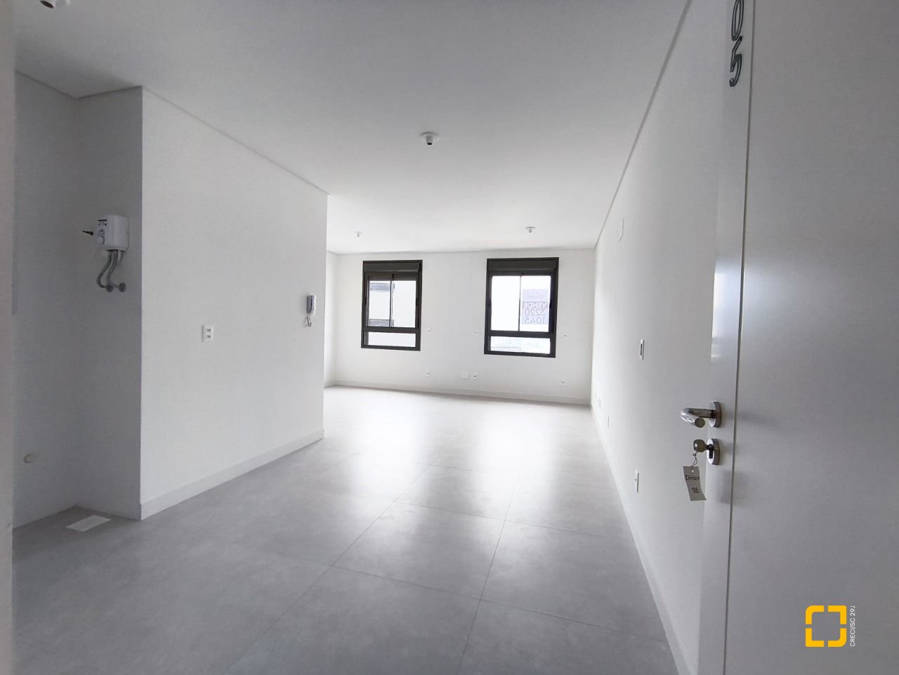Apartamento com 33m², 2 quartos (sendo 1 suíte), 1 garagem, no bairro Carvoeira em Florianópolis