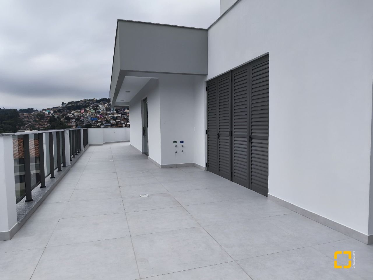 Apartamento com 33m², 2 quartos (sendo 1 suíte), 1 garagem, no bairro Carvoeira em Florianópolis
