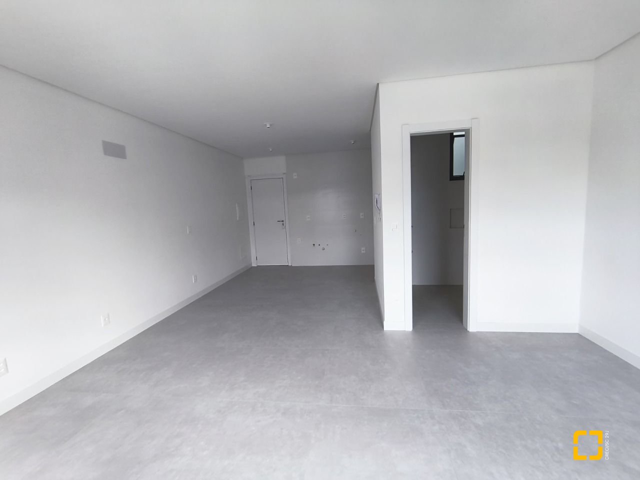 Apartamento com 33m², 2 quartos (sendo 1 suíte), 1 garagem, no bairro Carvoeira em Florianópolis