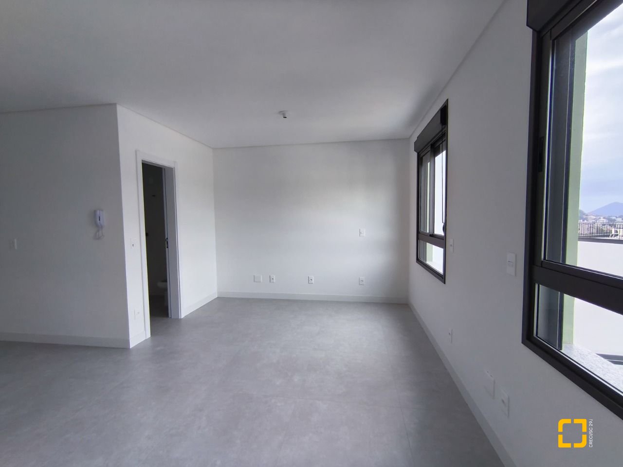 Apartamento com 33m², 2 quartos (sendo 1 suíte), 1 garagem, no bairro Carvoeira em Florianópolis