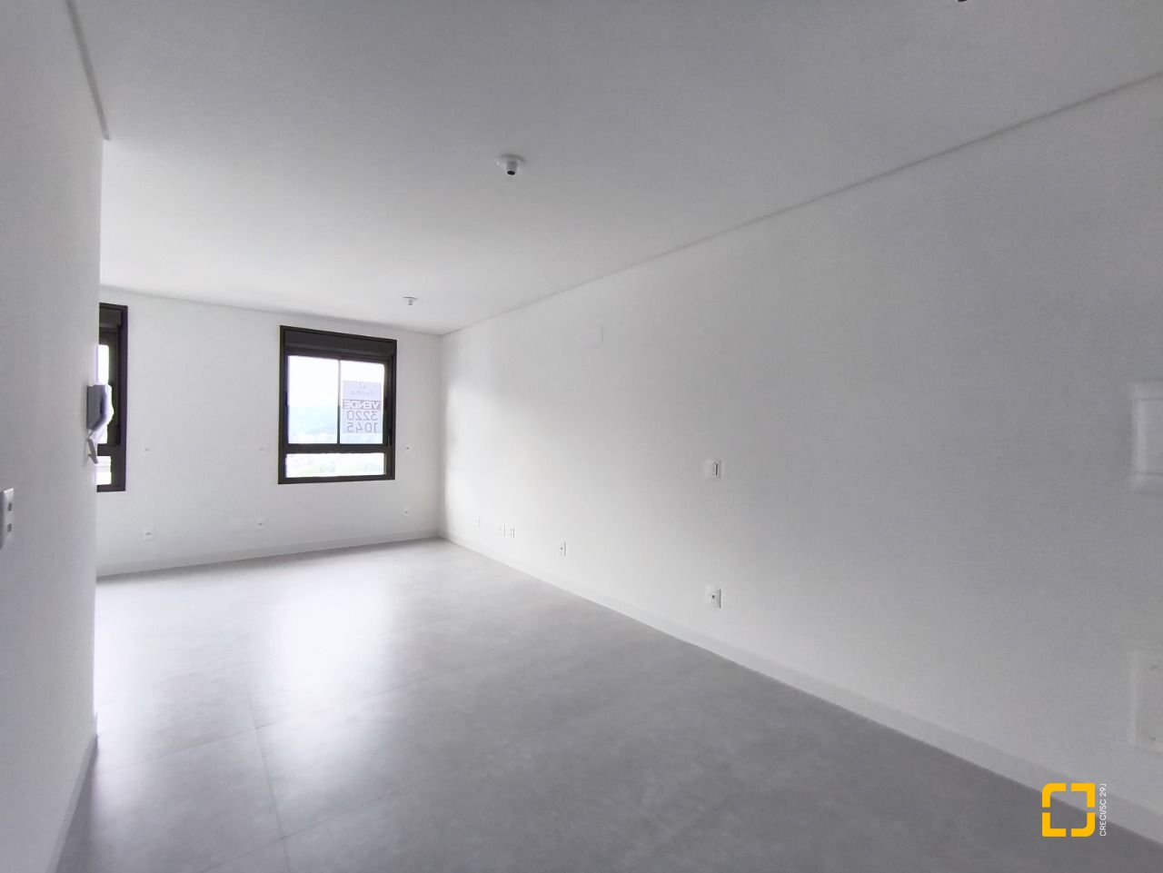 Apartamento com 33m², 2 quartos (sendo 1 suíte), 1 garagem, no bairro Carvoeira em Florianópolis