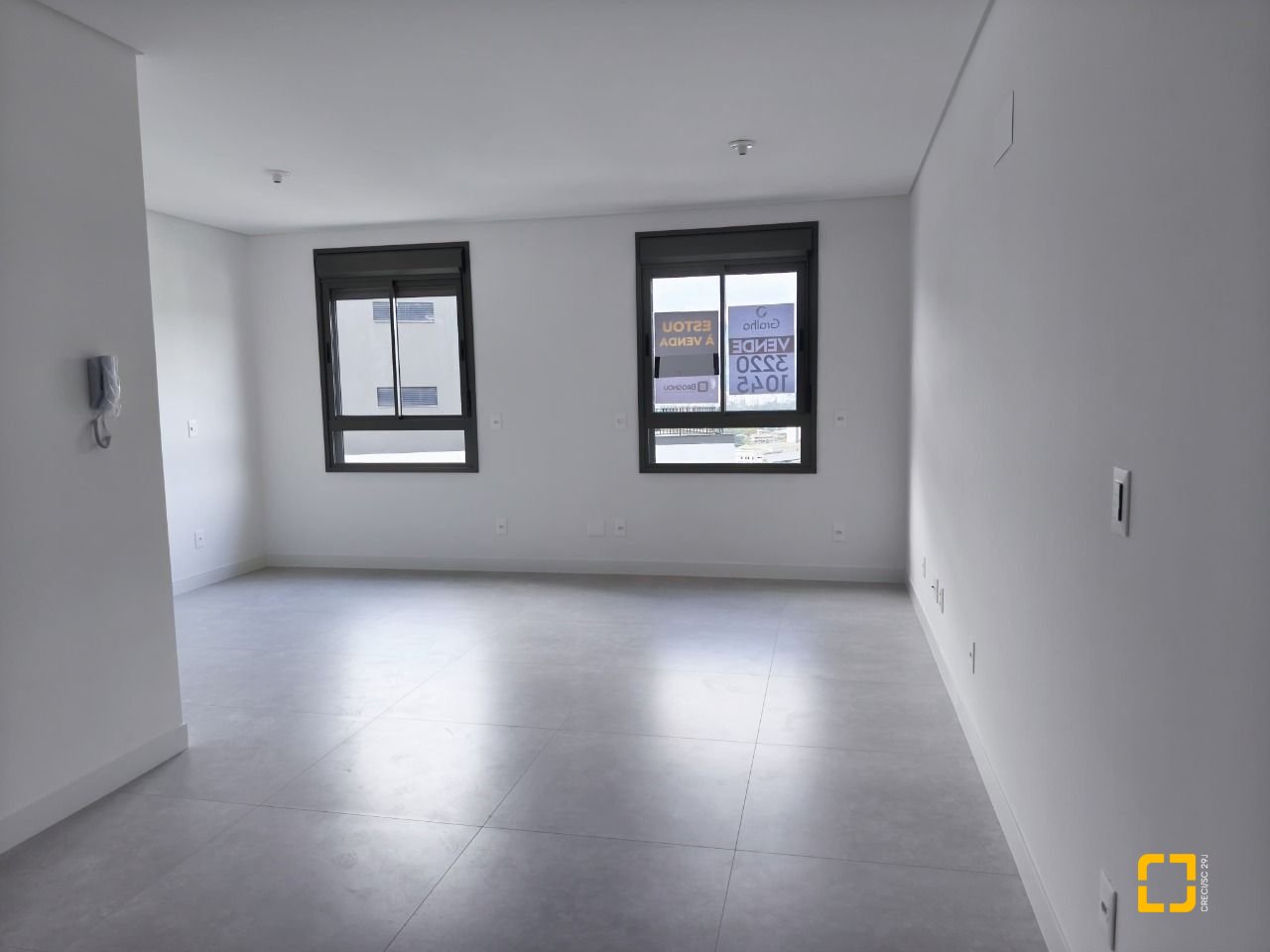 Apartamento com 33m², 2 quartos (sendo 1 suíte), 1 garagem, no bairro Carvoeira em Florianópolis
