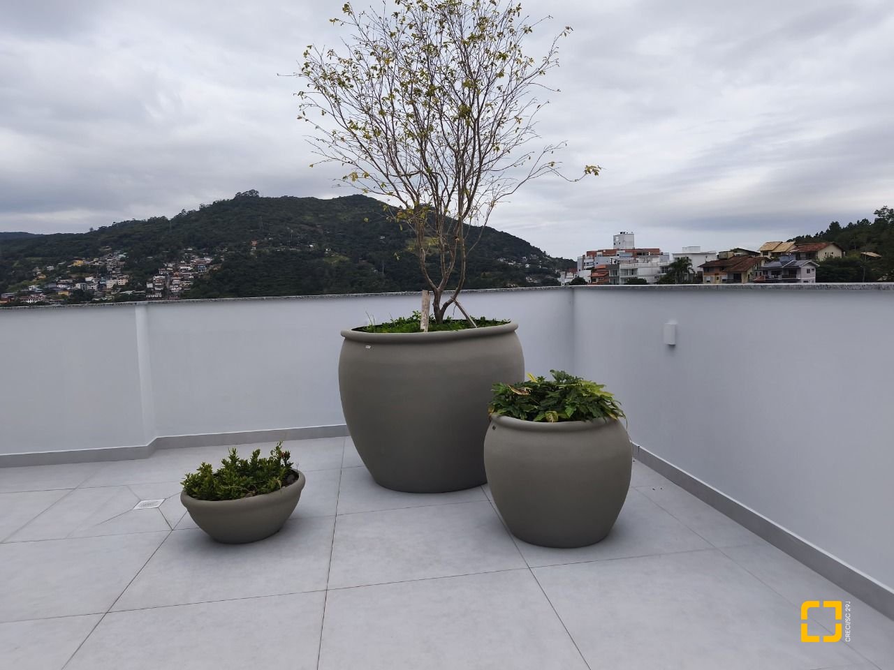 Apartamento com 33m², 2 quartos (sendo 1 suíte), 1 garagem, no bairro Carvoeira em Florianópolis