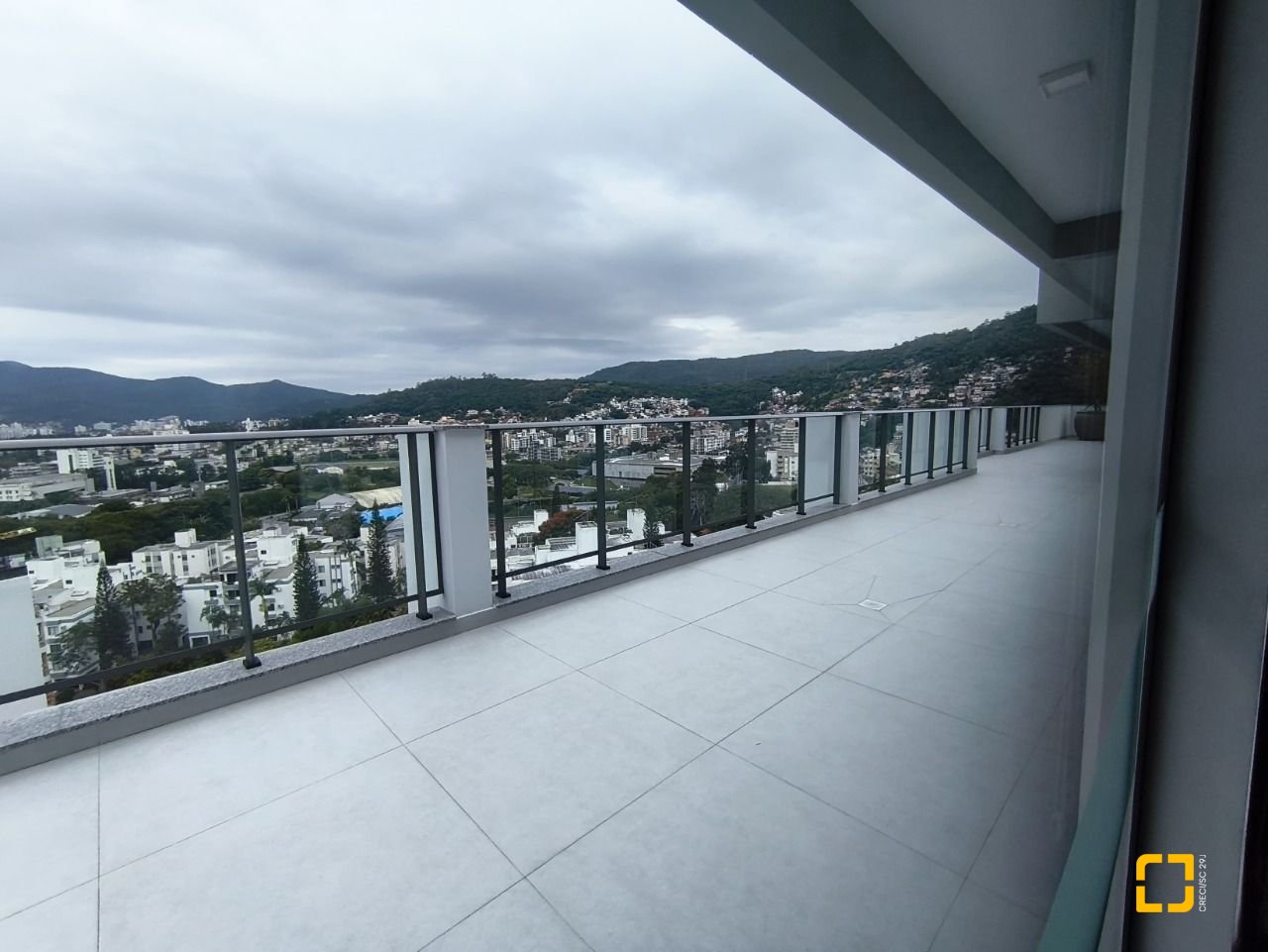 Apartamento com 33m², 2 quartos (sendo 1 suíte), 1 garagem, no bairro Carvoeira em Florianópolis