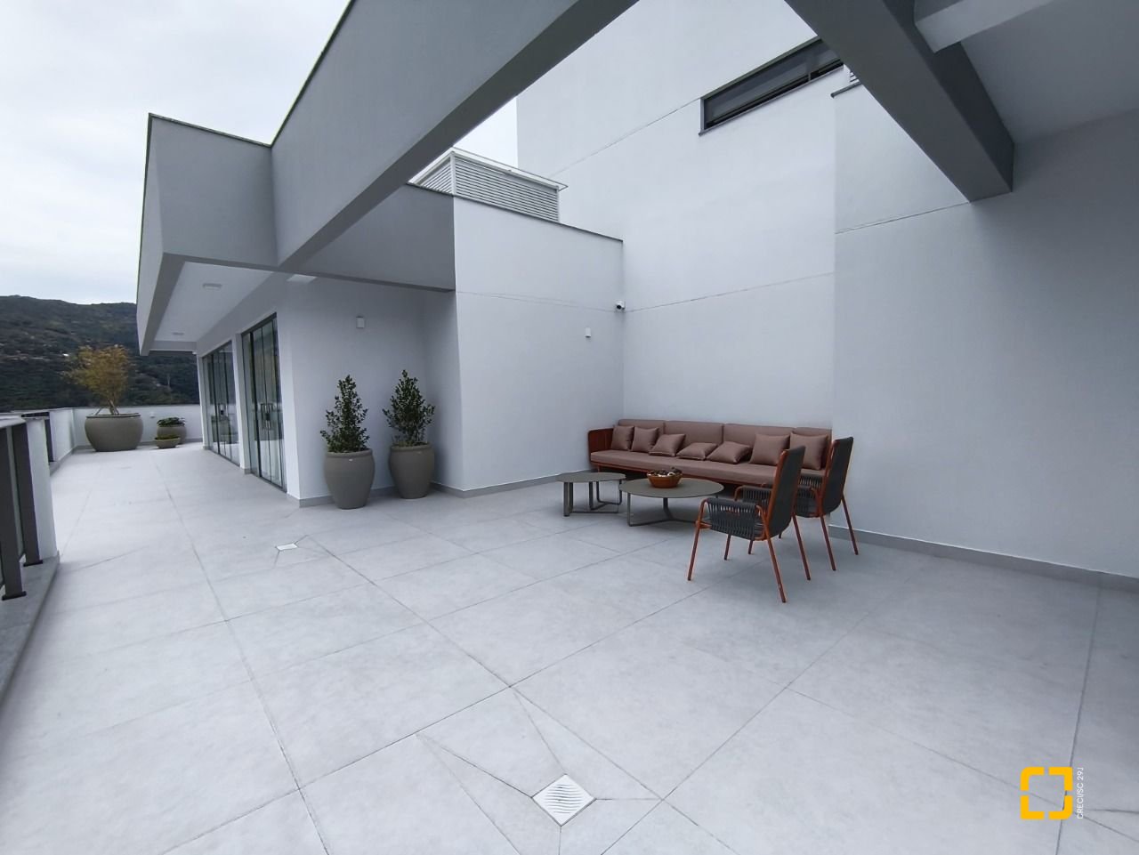 Apartamento com 33m², 2 quartos (sendo 1 suíte), 1 garagem, no bairro Carvoeira em Florianópolis