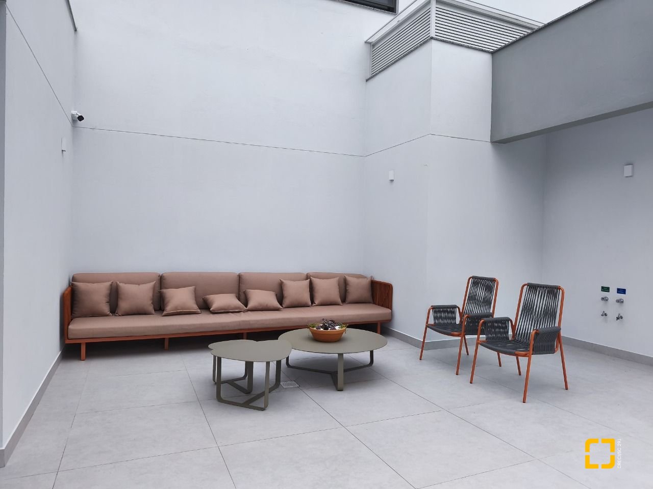 Apartamento com 33m², 2 quartos (sendo 1 suíte), 1 garagem, no bairro Carvoeira em Florianópolis