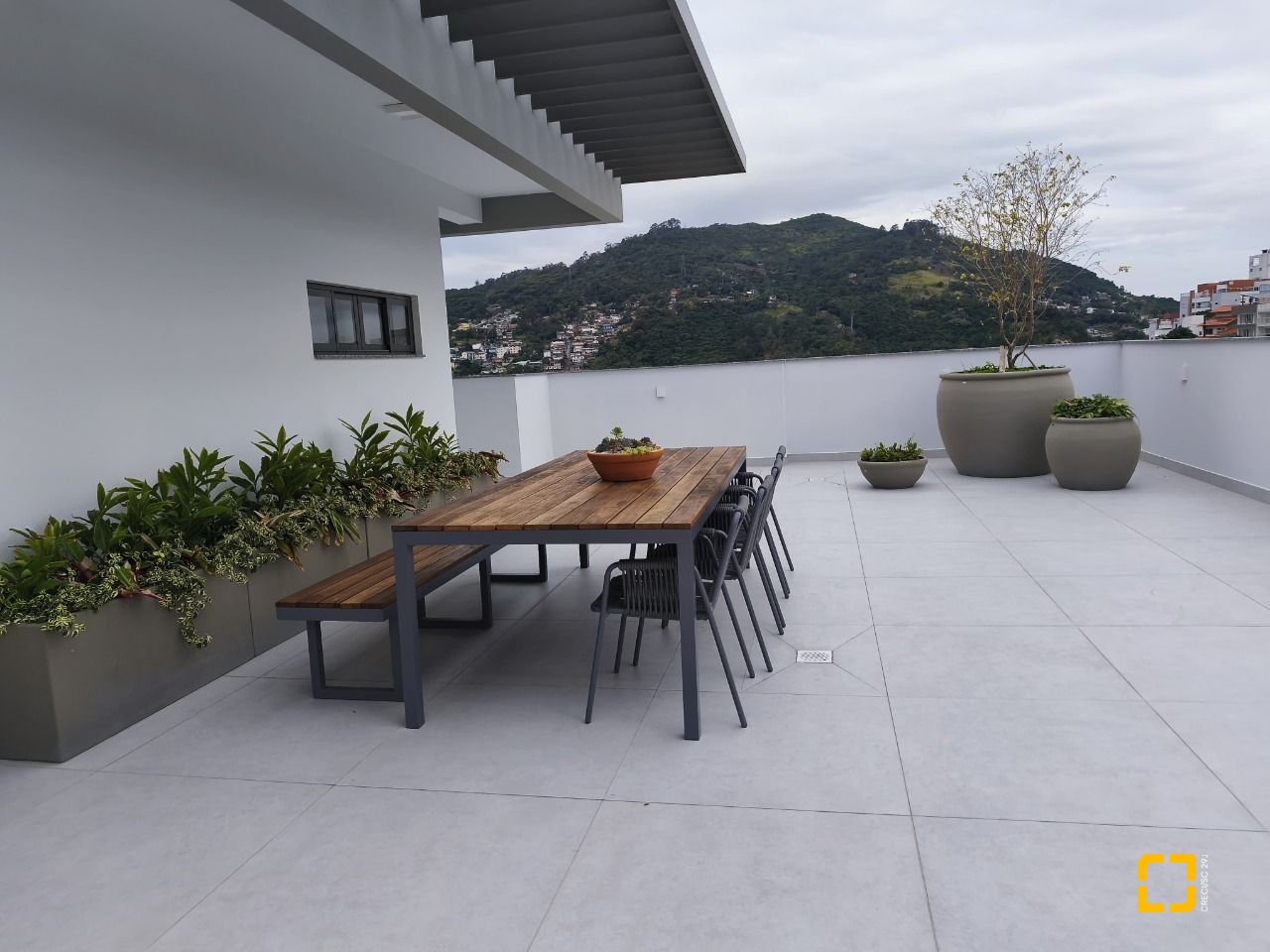 Apartamento com 33m², 2 quartos (sendo 1 suíte), 1 garagem, no bairro Carvoeira em Florianópolis