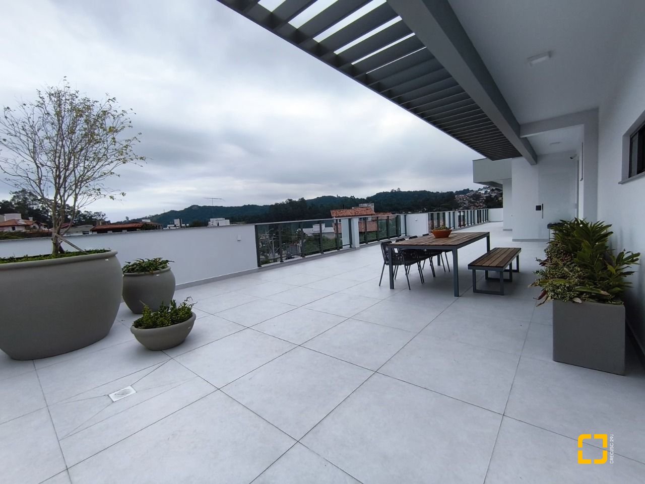 Apartamento com 33m², 2 quartos (sendo 1 suíte), 1 garagem, no bairro Carvoeira em Florianópolis