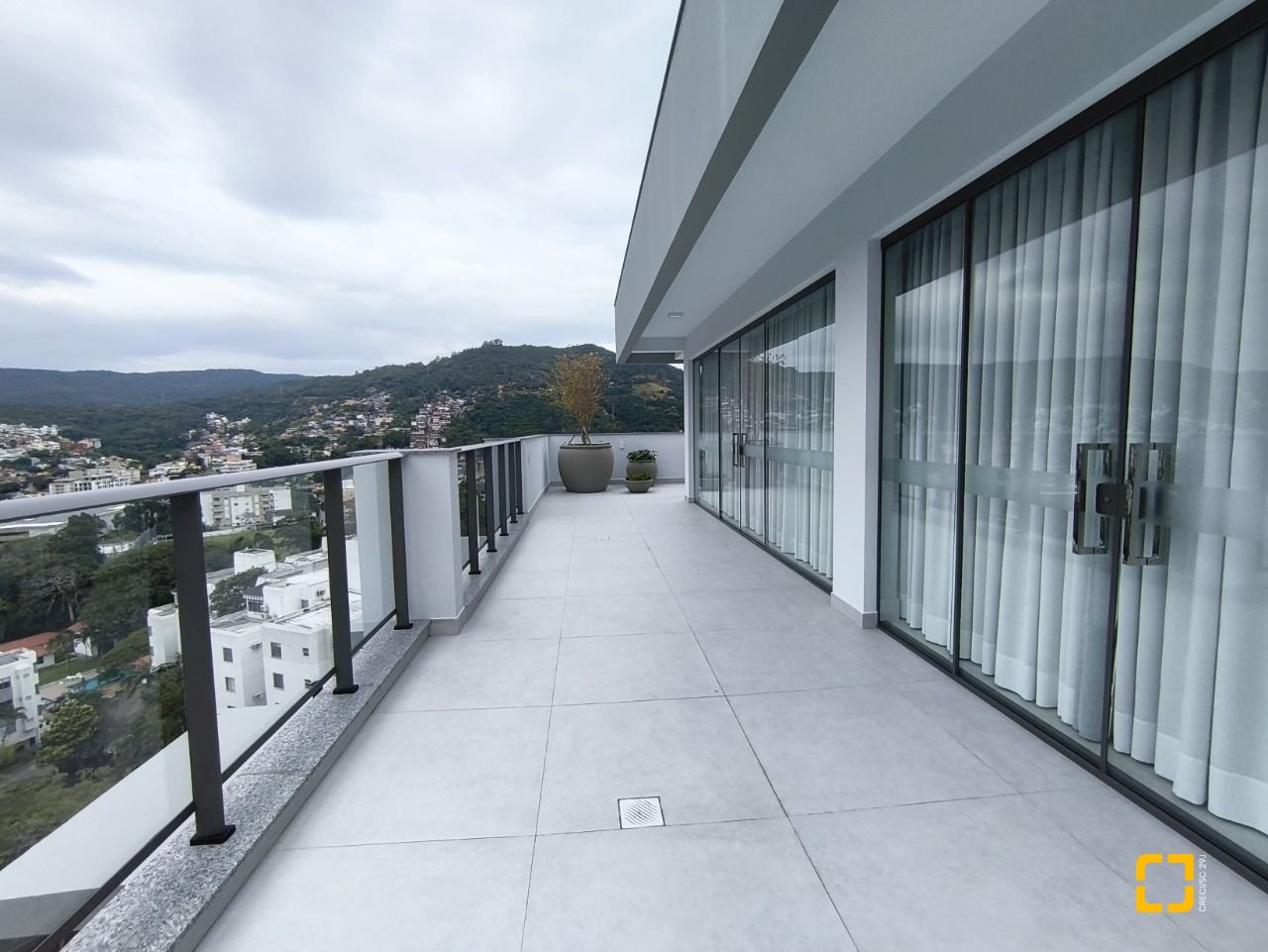 Apartamento com 33m², 2 quartos (sendo 1 suíte), 1 garagem, no bairro Carvoeira em Florianópolis