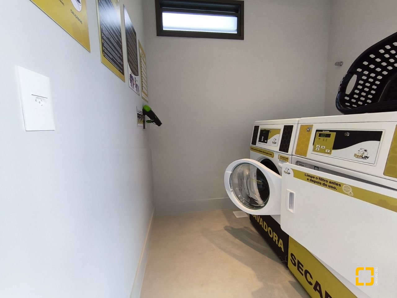 Apartamento com 33m², 2 quartos (sendo 1 suíte), 1 garagem, no bairro Carvoeira em Florianópolis