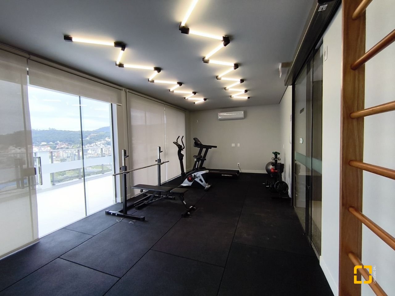 Apartamento com 33m², 2 quartos (sendo 1 suíte), 1 garagem, no bairro Carvoeira em Florianópolis