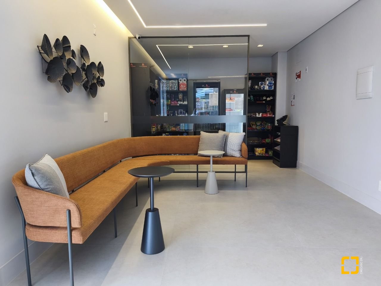 Apartamento com 33m², 2 quartos (sendo 1 suíte), 1 garagem, no bairro Carvoeira em Florianópolis