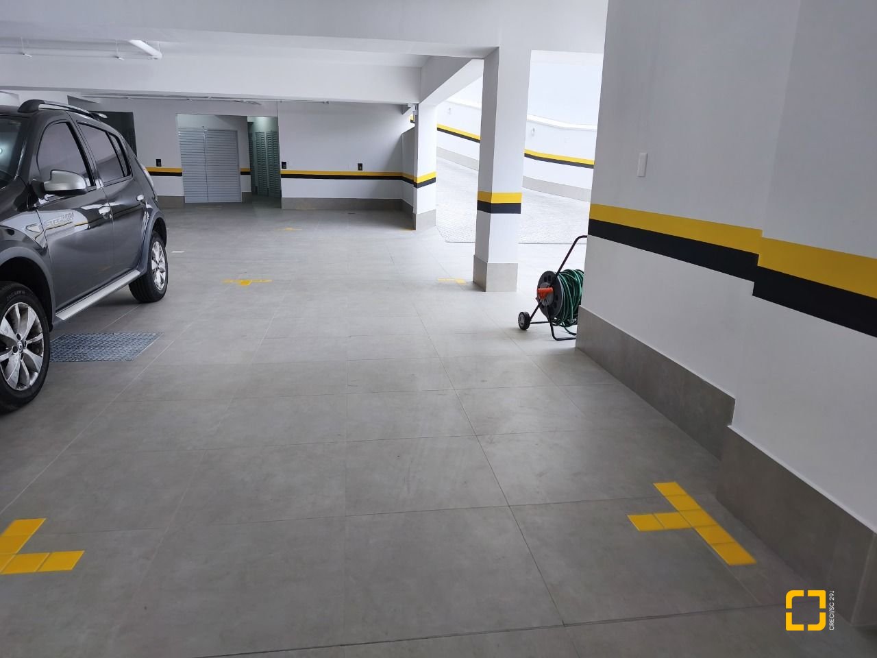 Apartamento com 33m², 2 quartos (sendo 1 suíte), 1 garagem, no bairro Carvoeira em Florianópolis