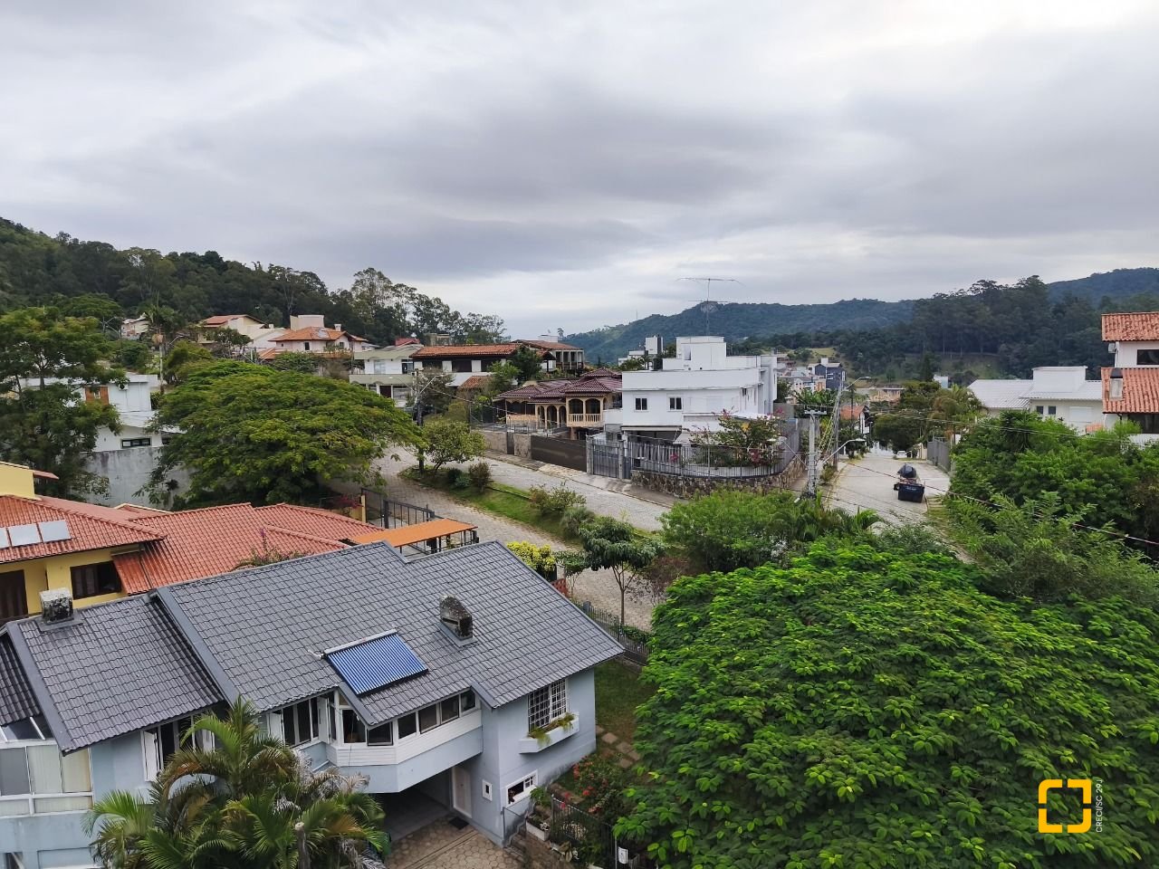 Apartamento com 33m², 2 quartos (sendo 1 suíte), 1 garagem, no bairro Carvoeira em Florianópolis