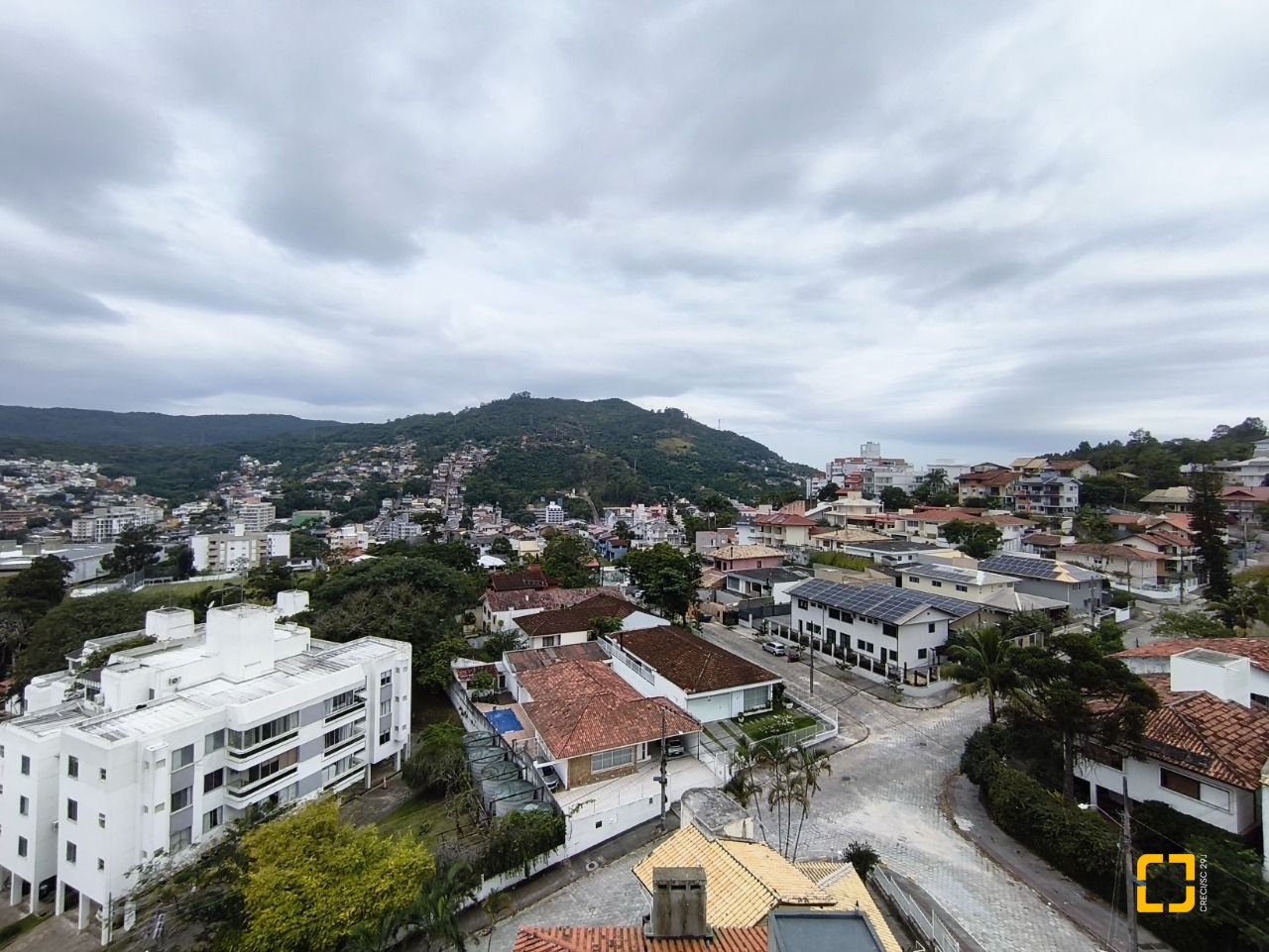 Apartamento com 33m², 2 quartos (sendo 1 suíte), 1 garagem, no bairro Carvoeira em Florianópolis